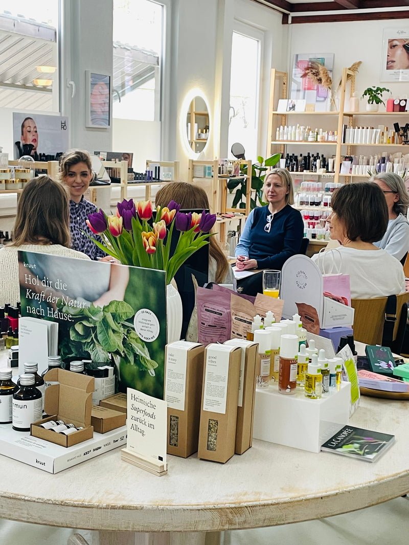 Visagistin Lena Engel zeigt Make-up Techniken im Workshop bei Blanda Beauty