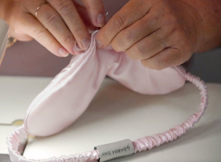 Silk Eye Mask Handarbeit - handgefertigte Seidenschlafmaske von Dariia Day