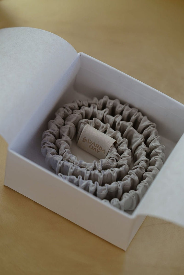 Silk Headband Silver Grey Verpackung - hochwertiges Seidenhaarband in Geschenkbox