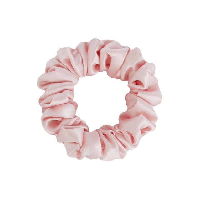 By Dariia Day Silk Scrunchie Blush Pink Small - zartrosa Seidenhaarband
