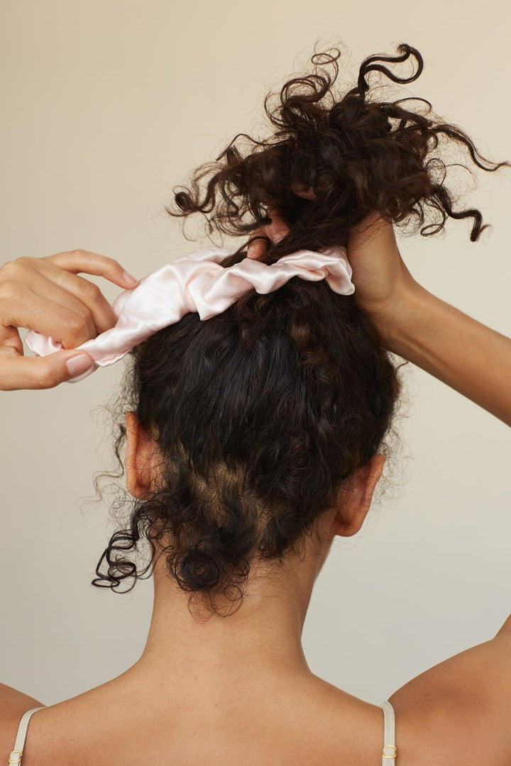 Silk Scrunchie Blush Pink Anwendung - sanftes Styling mit Seidenhaarband