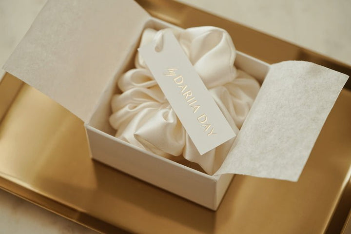Silk Scrunchie French Beige Verpackung - elegante Geschenkbox mit Seidenhaarband
