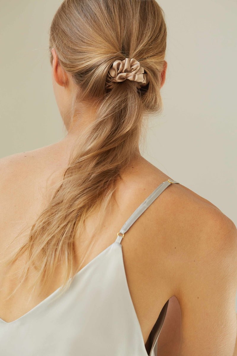 Silk Scrunchie French Beige im Haar - sanftes Haargummi aus 100% Seide