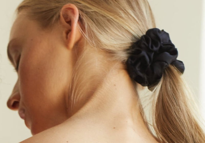 Silk Scrunchie Midnight Black Tragebeispiel - luxuriöses Seidenhaarband