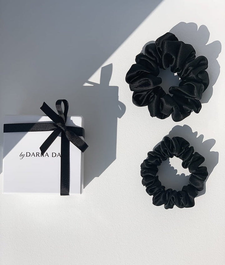 Silk Scrunchie Midnight Black Lifestyle - elegantes Seidenhaarband in Schwarz