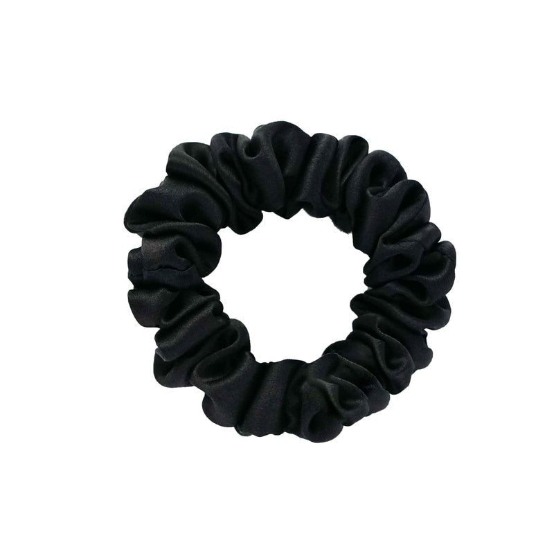 By Dariia Day Silk Scrunchie Midnight Black Small - schwarzes Seidenhaarband