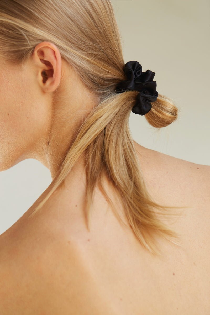 Silk Scrunchie Midnight Black getragen - stilvolles Haarband aus Seide