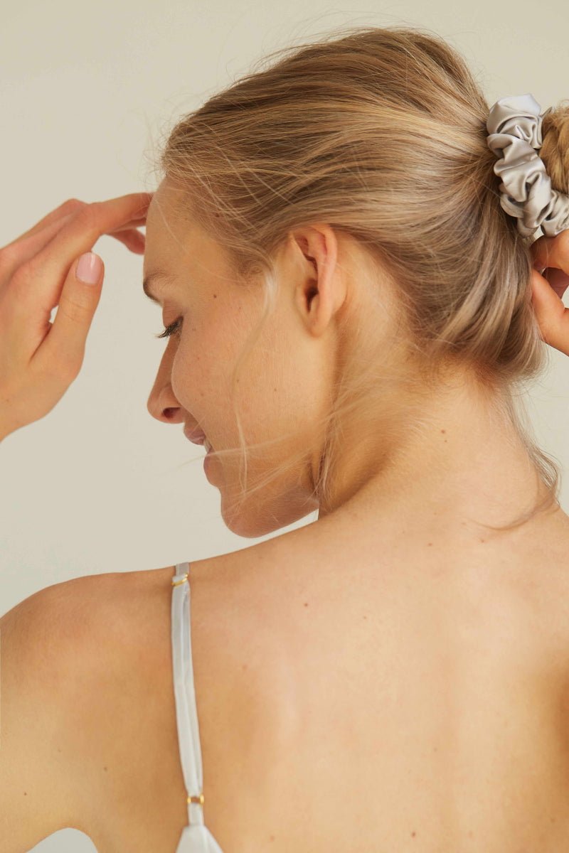 Silk Scrunchie Silver Grey getragen - stilvolles Seidenhaarband in Silbergrau