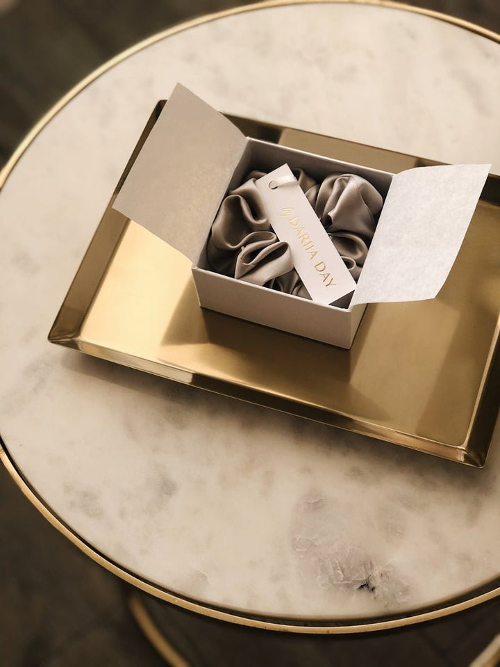 Silk Scrunchie Silver Grey Verpackung - hochwertiges Seidenhaarband in Geschenkbox