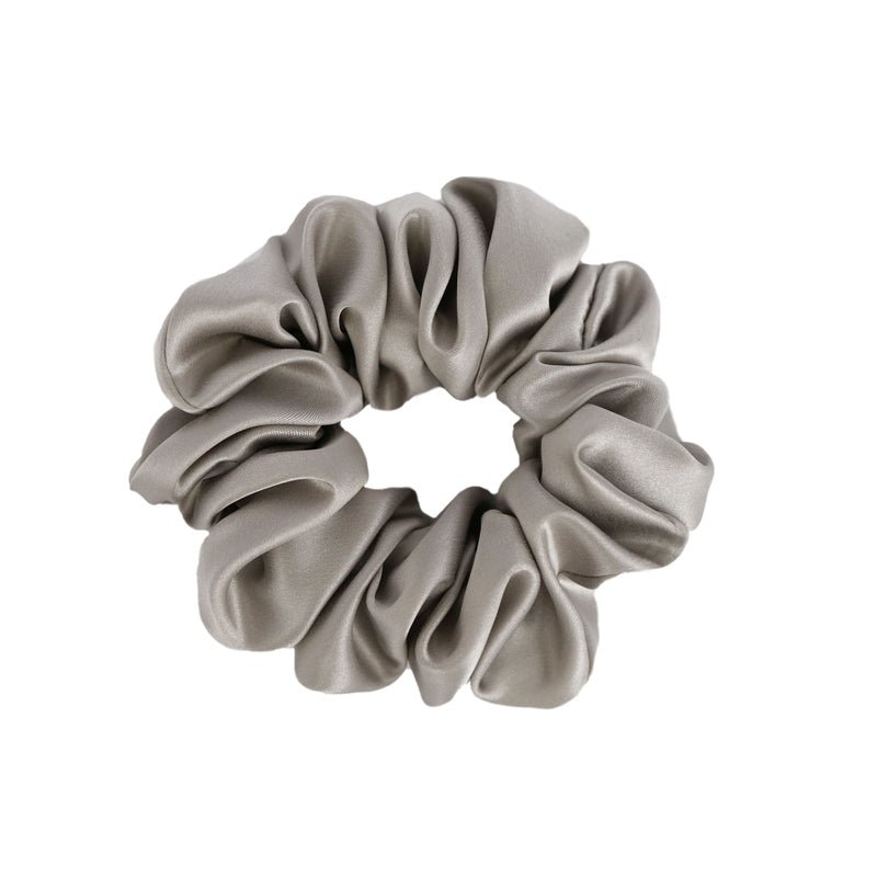 Silk Scrunchie Silver Grey Medium - größeres Seidenhaarband in Silbergrau