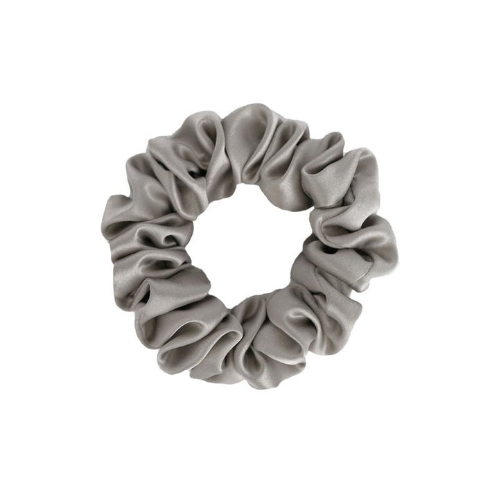 By Dariia Day Silk Scrunchie Silver Grey Small - Seidenhaarband in elegantem Grau