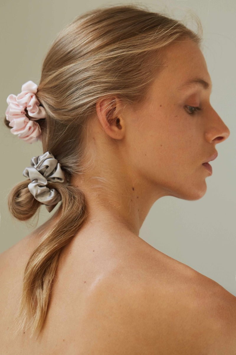 Silk Scrunchie Silver Grey Tragebeispiel - elegantes Haarband aus Seide