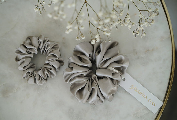 Silk Scrunchie Silver Grey Größenvergleich - Small und Medium Seidenhaarband