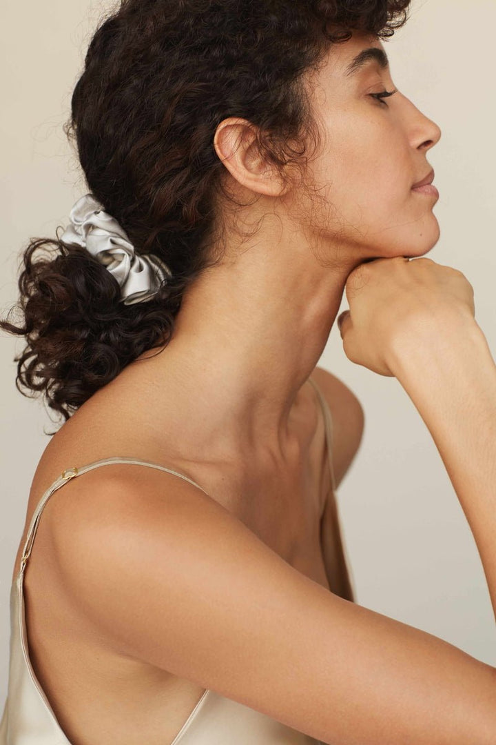 Silk Scrunchie Silver Grey im Haar - sanftes Haargummi aus 100% Maulbeerseide