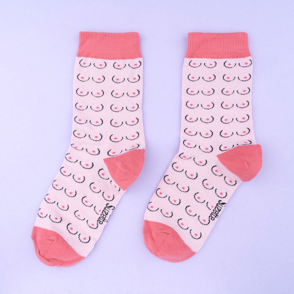 Coucou Suzette Boobs Socks White - Produktfoto lila Hintergrund