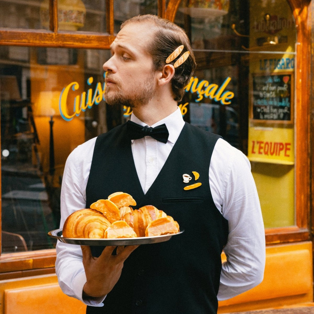 Coucou Suzette Coffee Pin - Model mit Baguette und Coffee Kollektion