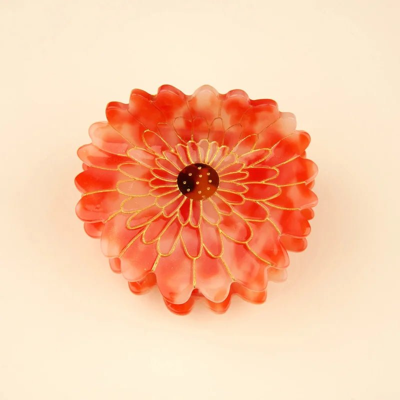 Dahlia Hair Claw mit Hintergrund