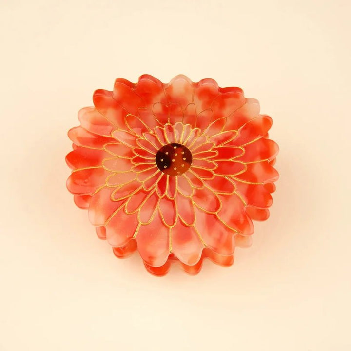 Dahlia Hair Claw mit Hintergrund