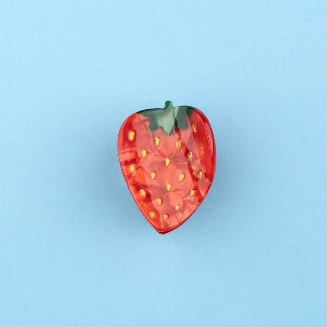 Coucou Suzette Strawberry Hair Claw - Produktbild blauer Hintergrund