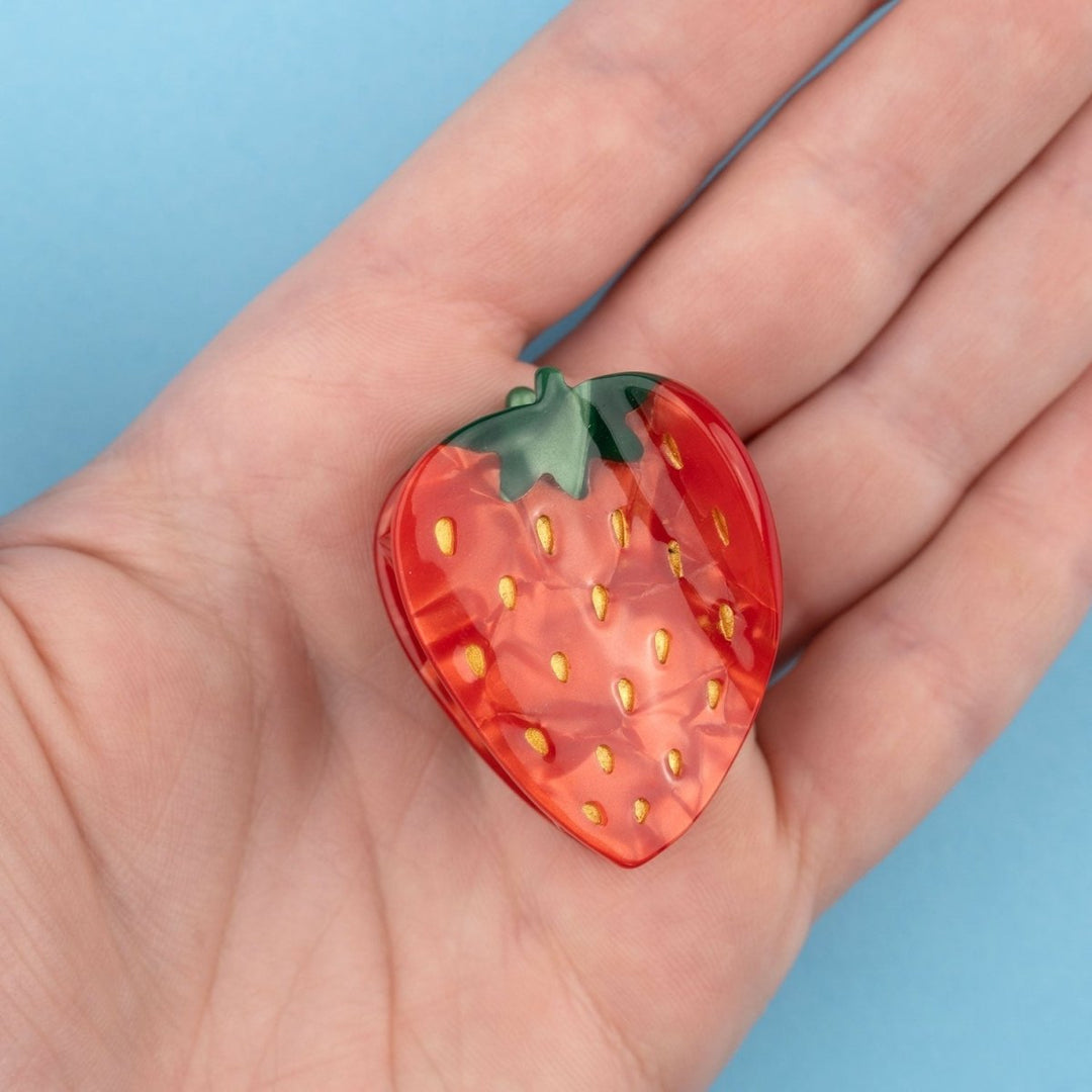 Coucou Suzette Strawberry Hair Claw - Details Handmodel