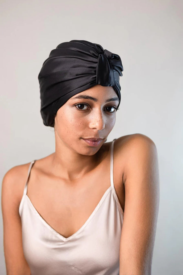 Curly’n Covered Schlafhaube aus Seide in Schwarz, seitliche Ansicht