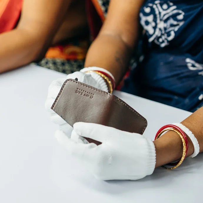 O My Bag Amsterdam – Mitarbeiterin bei der handwerklichen Fertigung von Lederaccessoires in Indien