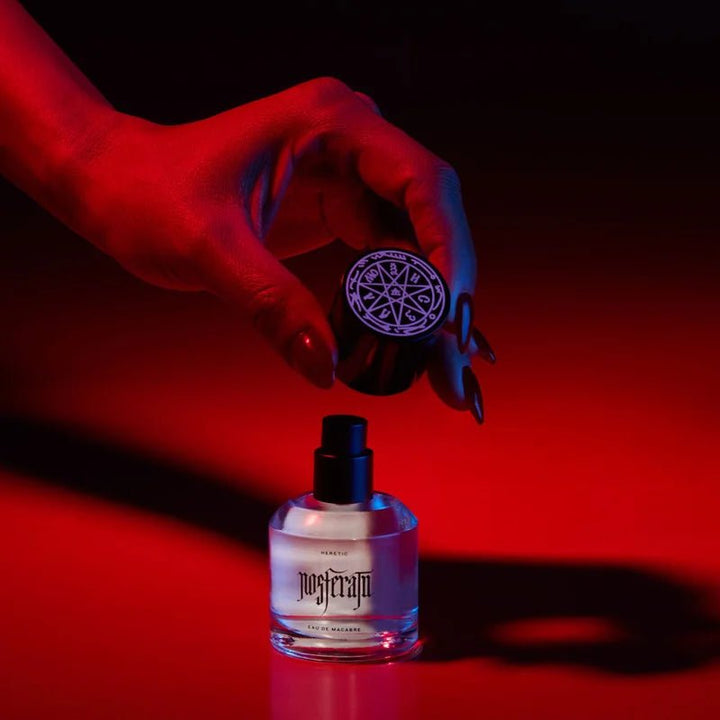 Heretic Parfum Nosferatu - Handmodel geöffneter Flakon