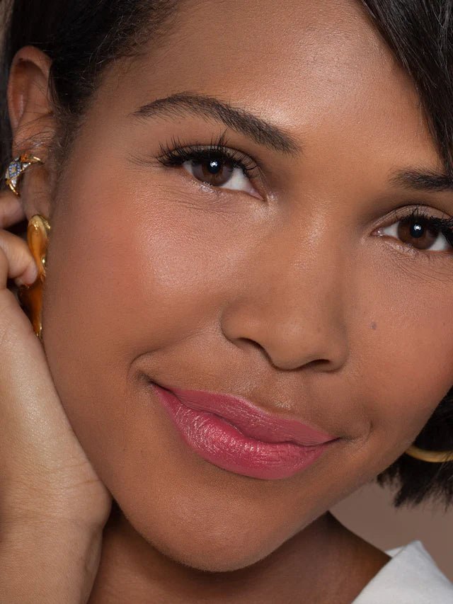 ILIA Color Block Lipstick Rosette – zartes kühles Rosa auf lächelnden Lippen