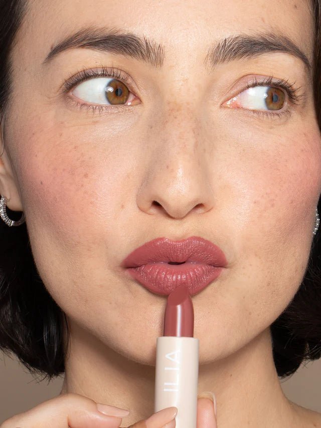 ILIA Color Block Lipstick Wild Rose – auf schönen Lippen