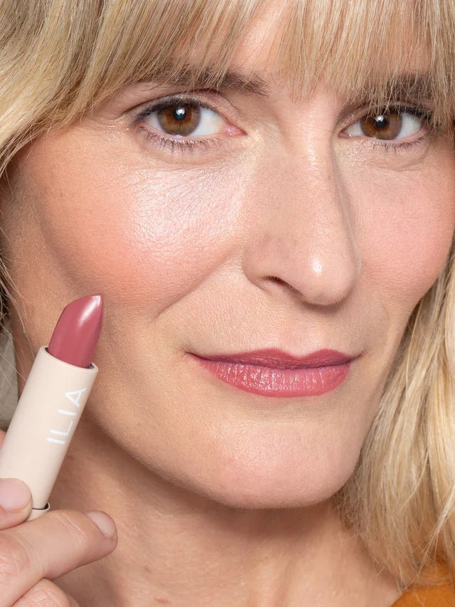 ILIA Color Block Lipstick Rosette – zartes kühles Rosa auf den Lippen