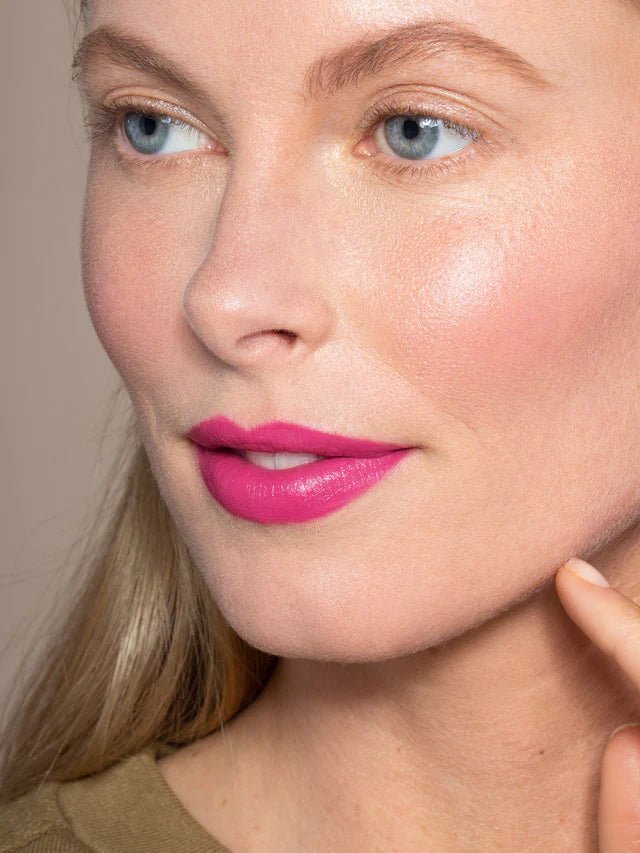ILIA Color Block Lipstick Knockout – kräftiges kühles Magenta auf schönen Lippen