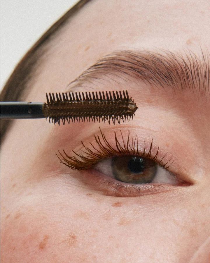 Ilia Limitless Lash Mascara Rich Brown - Lifestyle Aufnahme