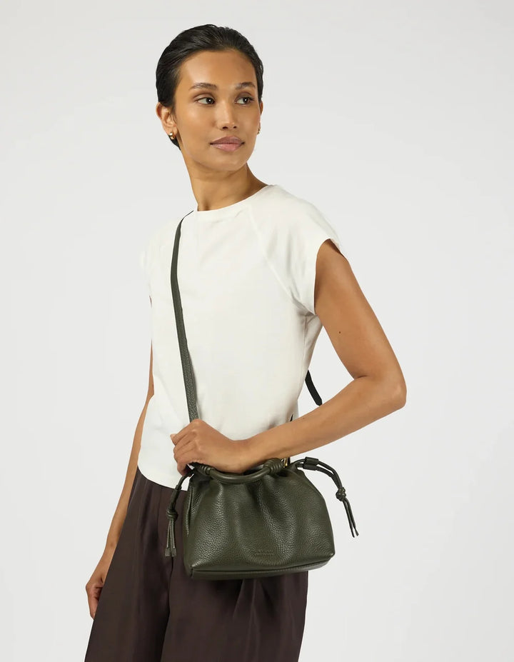 O My Bag Kiki Mini Moss als Crossbody Bag zum weißen Oberteil getragen