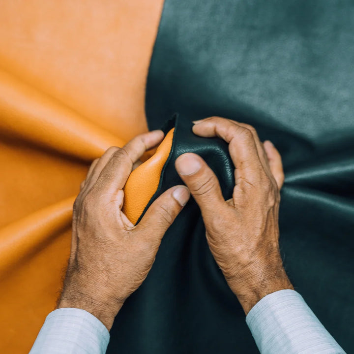 O My Bag Amsterdam – Detailaufnahme der sorgfältigen Verarbeitung eines Lederaccessoires von Hand