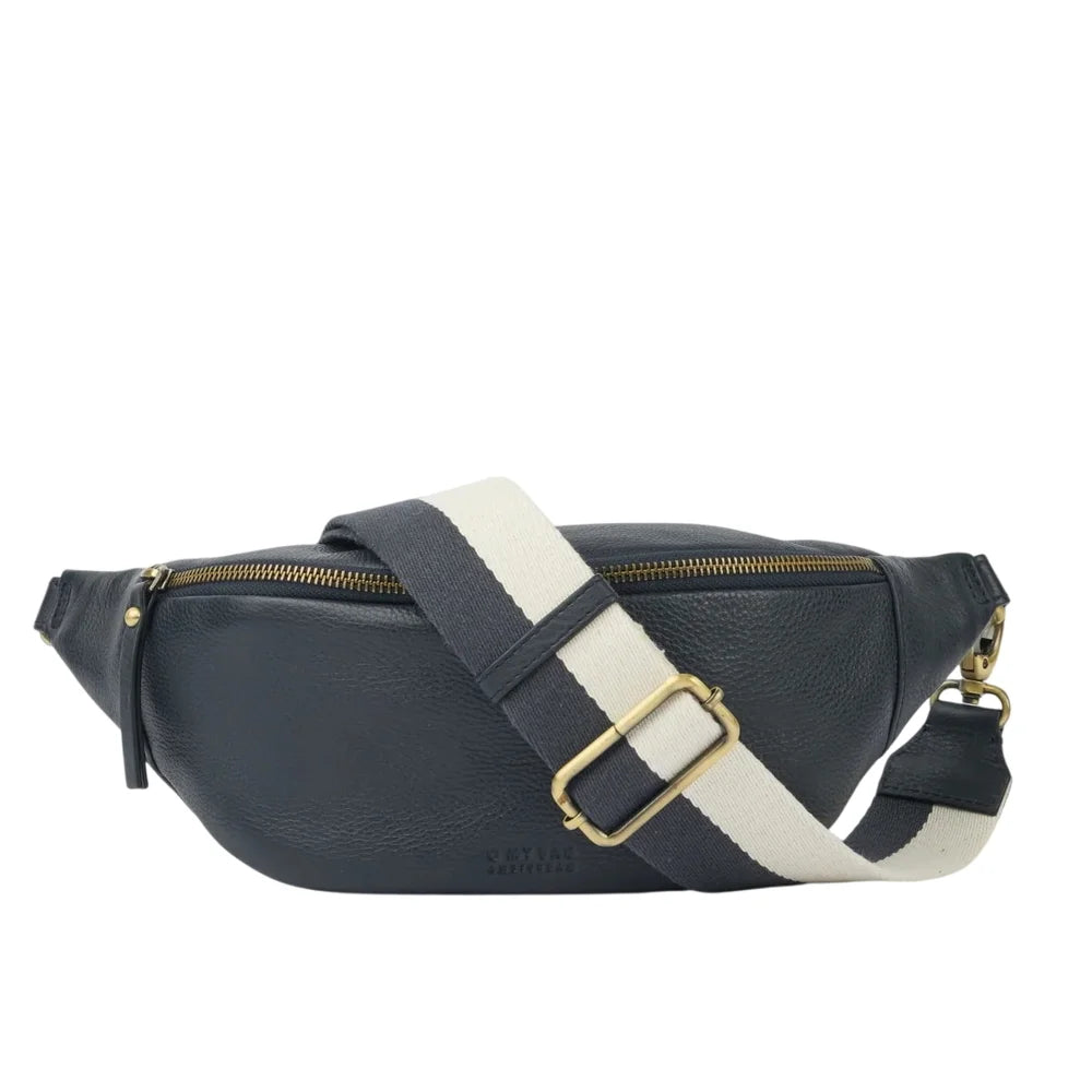 O My Bag Niko Universe Blue – dunkelblaue Leder-Bauchtasche aus Soft-Grain-Echtleder mit breitem, gestreiftem Trageriemen