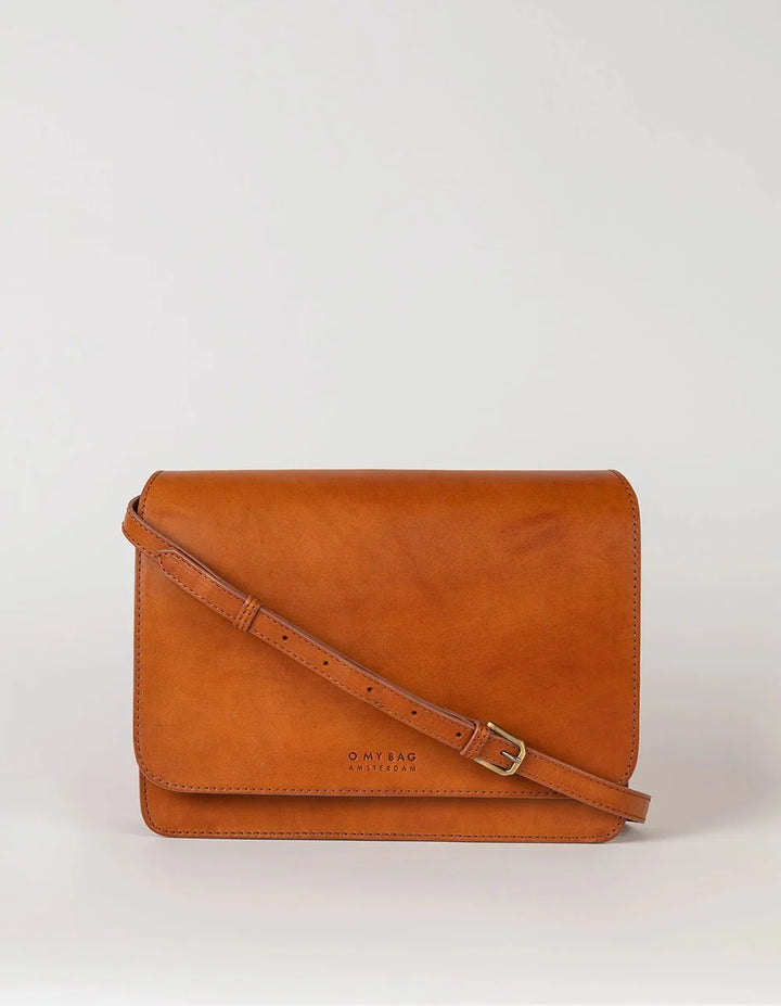 O My Bag Audrey Cognac – Vorderansicht mit Überschlag und verstellbarem Lederriemen
