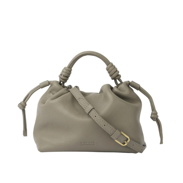O My Bag Kiki Mini Clay – kleine Ledertasche in Taupe aus weichem Echtleder mit Knotendetails und Crossbody-Riemen