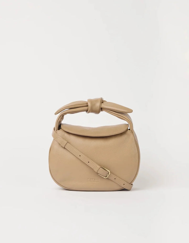 O My Bag Coco Croissant Dark Sand – Seitenansicht mit abnehmbarem Lederriemen