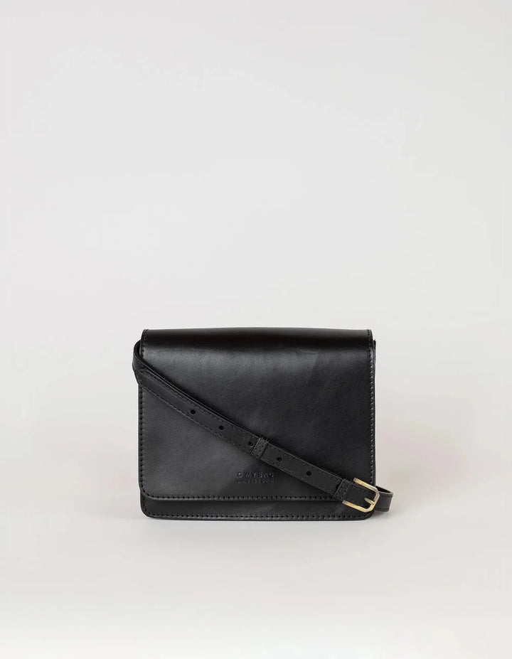 O My Bag Audrey Mini Black – Vorderansicht mit verstellbarem Lederriemen