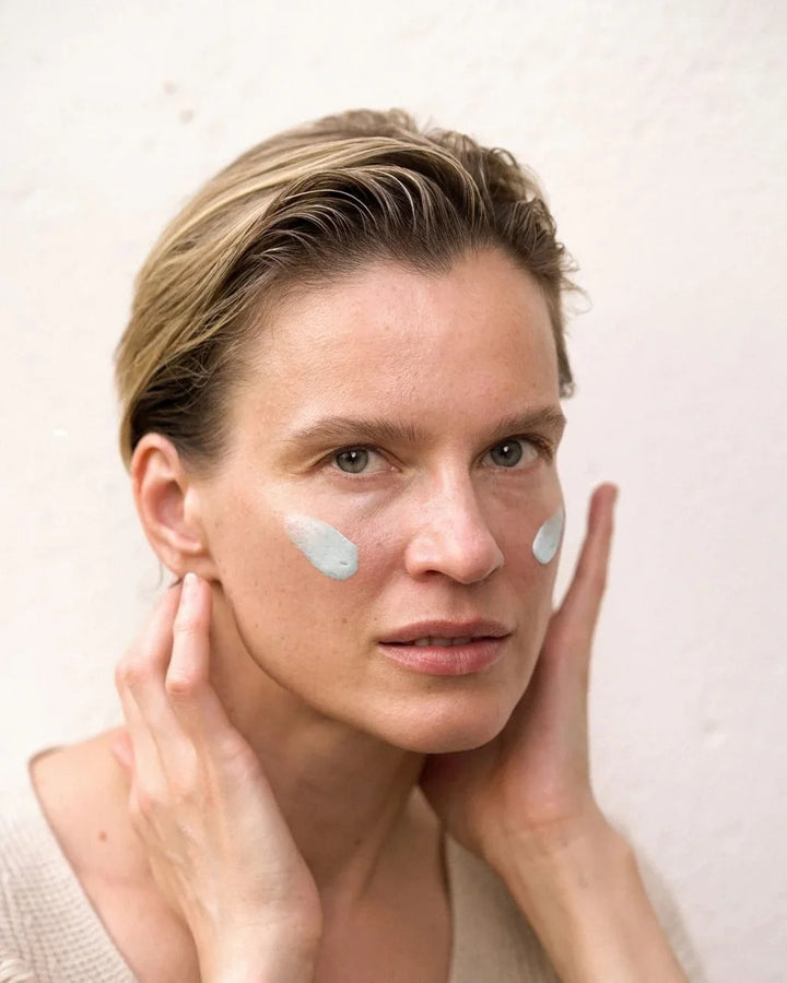 The Longevity Exosome Cream von ruhi - aufgetragen auf der Haut