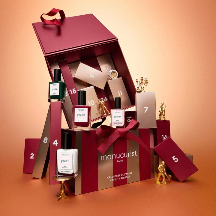 Geöffneter Manucurist Time to Shine Adventskalender mit Nagellacken und Pflegeprodukten in festlicher Geschenkbox