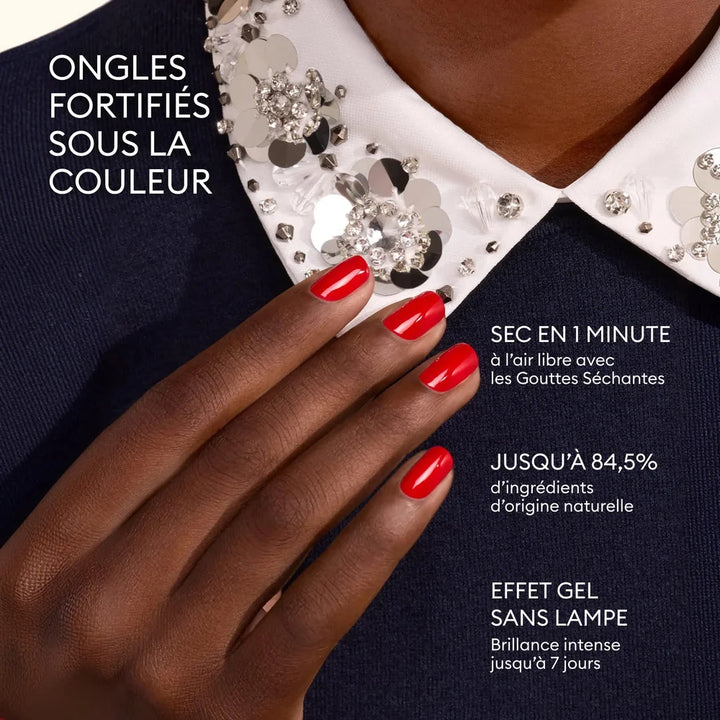Festliche rote Maniküre mit Manucurist Green Nagellack – Inspiration für gepflegte Weihnachtsnägel