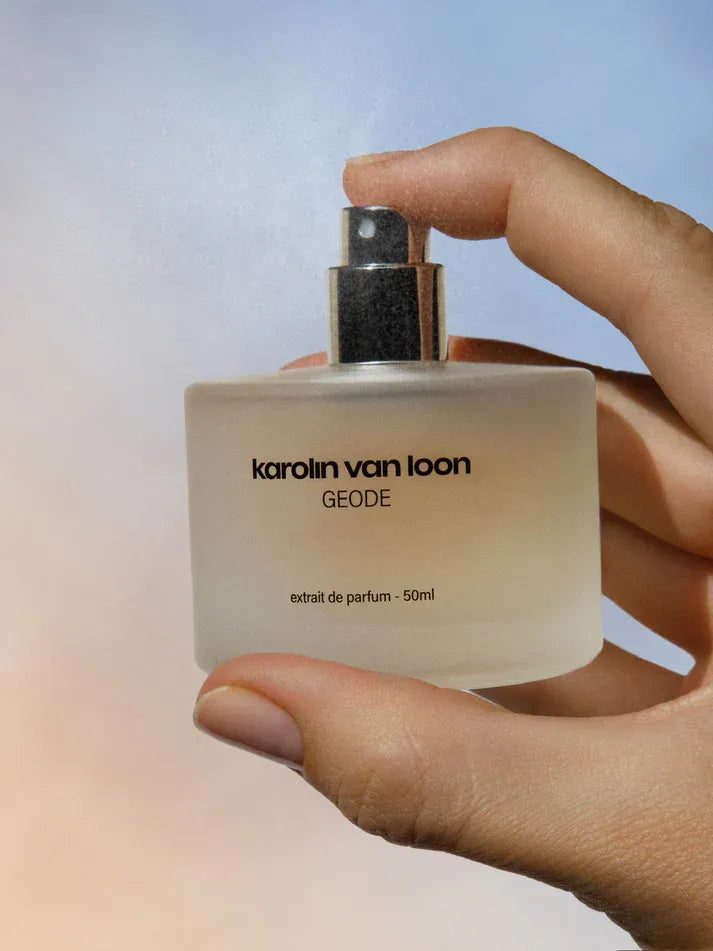 Karolin Van Loon Geode Extrait de Parfum Flakon in der Hand
