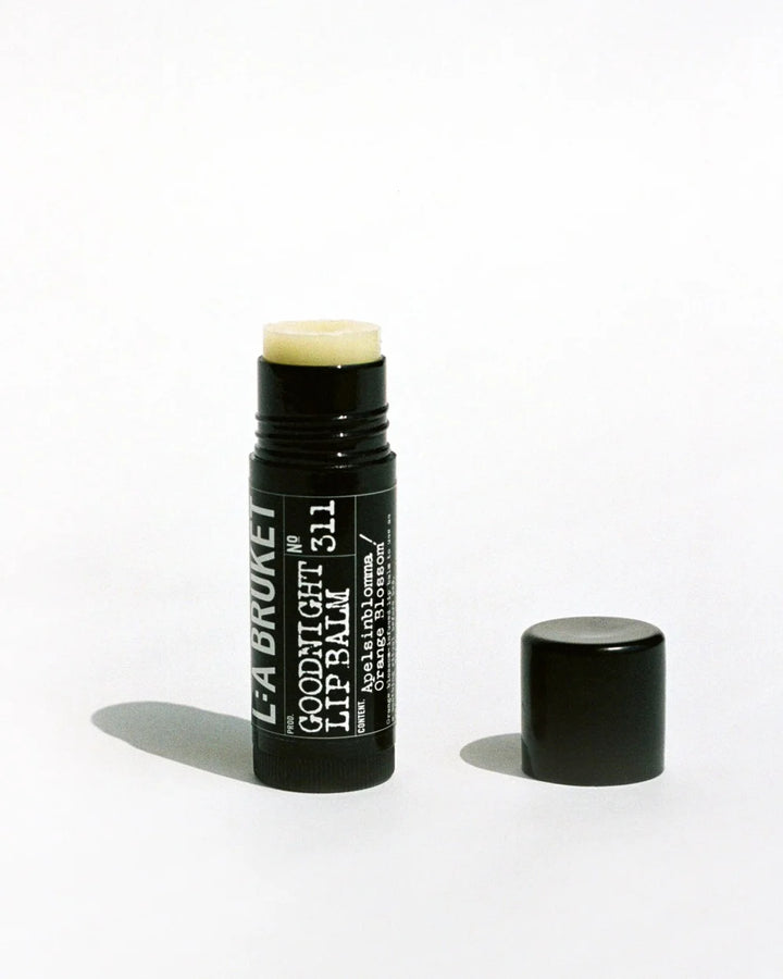 Geöffneter L:A Bruket 311 Goodnight Lip Balm mit abgenommener Verschlusskappe