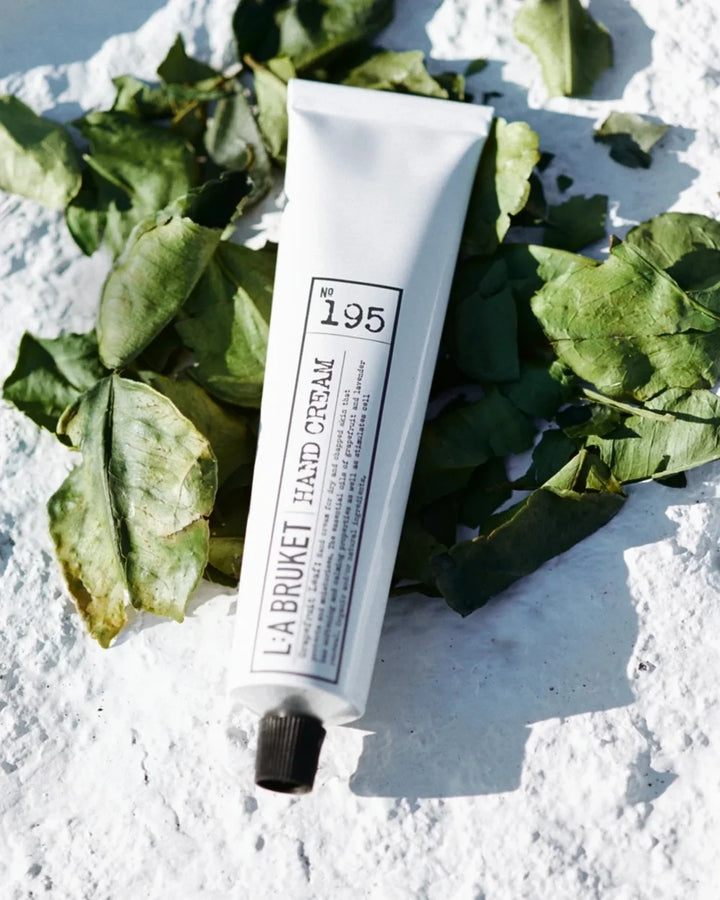 L:A Bruket 195 Hand Cream Grapefruit Leaf - Still Life mit Grapefruit Blättern