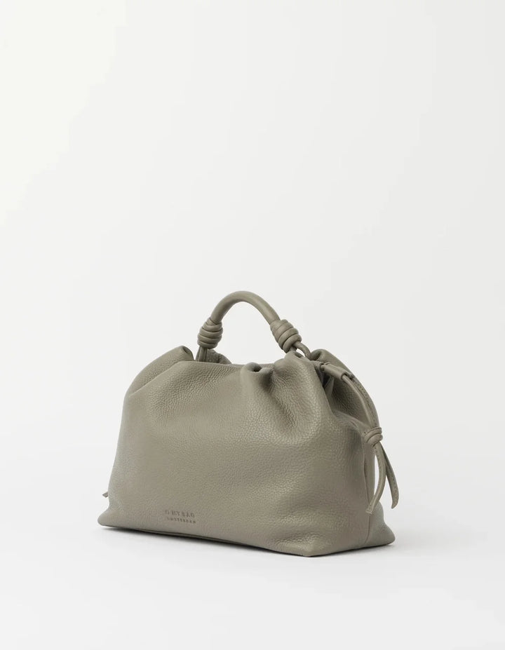 O My Bag Kiki Midi Clay – Seitenansicht der weich gerafften Ledertasche