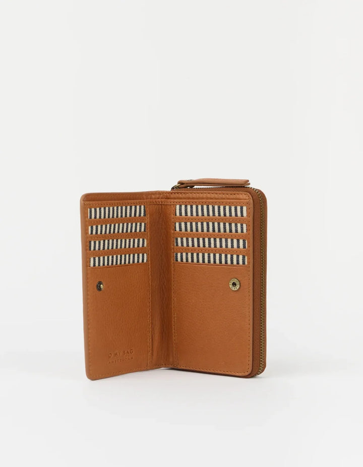 O My Bag Jett Wallet Wild Oak – geöffnetes Lederportemonnaie mit zahlreichen Kartenfächern und praktischer Innenaufteilung