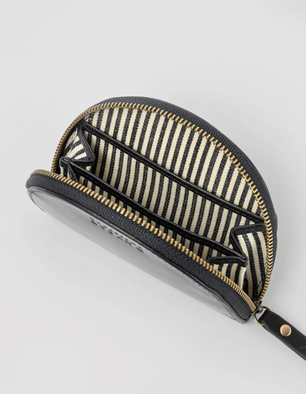 O My Bag Laura Coin Purse Black – geöffnetes Lederportemonnaie mit gestreiftem Baumwollfutter und praktischen Innenfächern