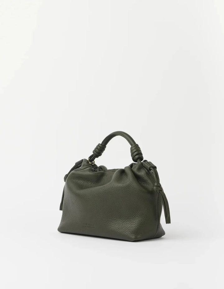 O My Bag Kiki Mini Moss – Seitenansicht mit weich gerafftem Leder und geknoteten Bändern