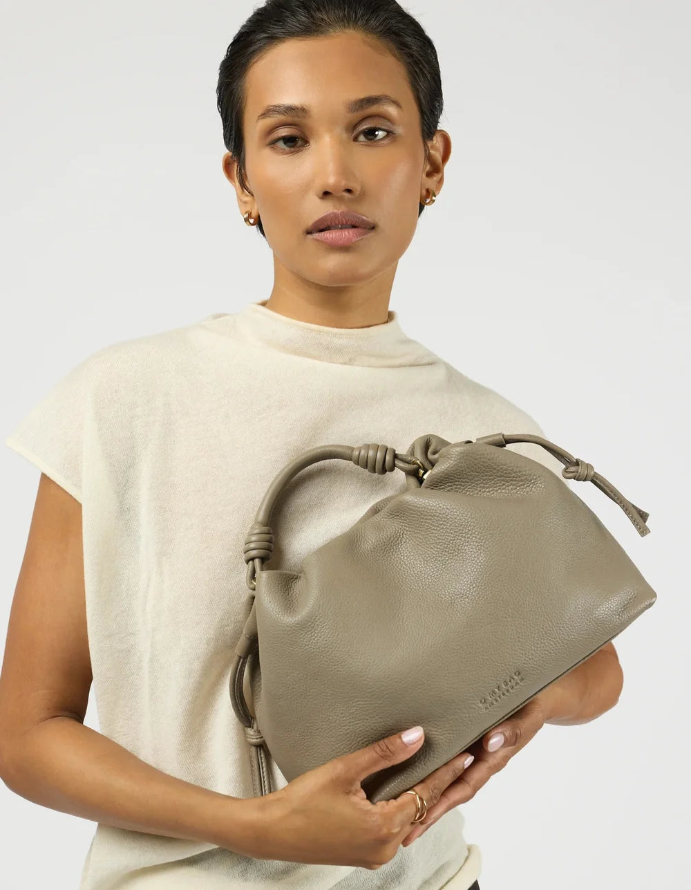 O My Bag Kiki Midi Clay – elegante Handtasche mit kurzem Ledergriff am Model